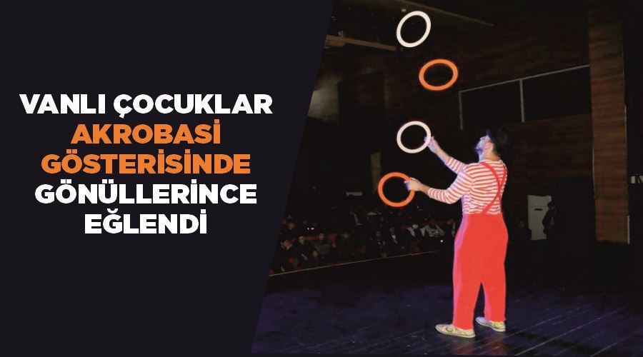 Vanlı çocuklar akrobasi gösterisinde gönüllerince eğlendi