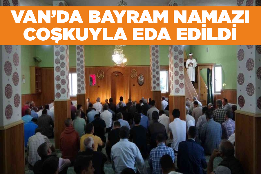 Van’da bayram namazı coşkuyla eda edildi