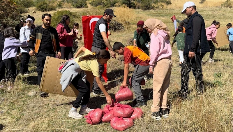 Muradiye’de yaban hayvanları için doğaya yem bırakıldı