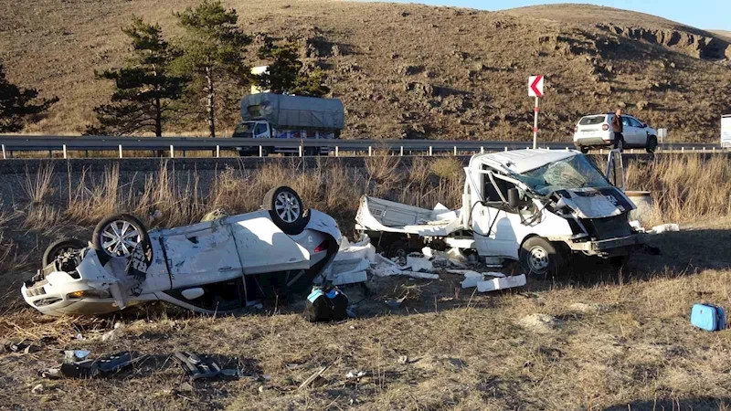 Balık yüklü kamyonet kaza yaptı, otoyol balık pazarına döndü