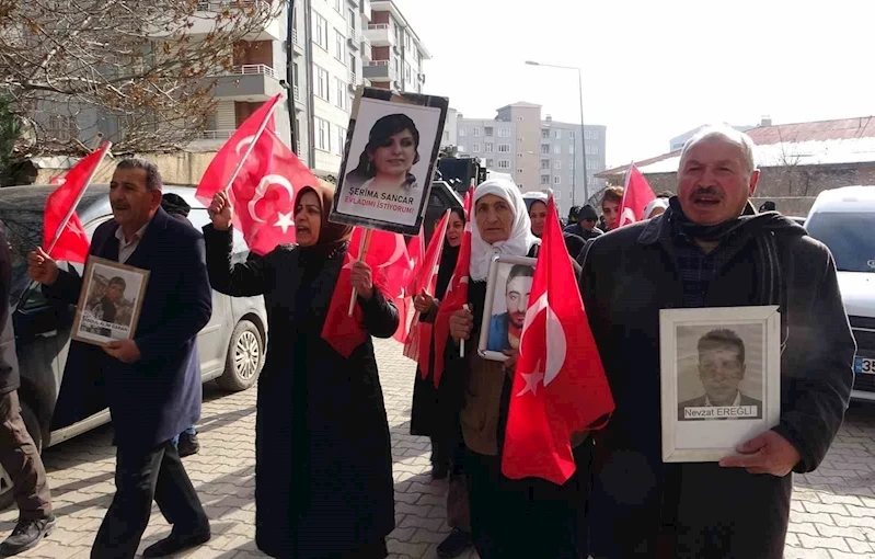 Evlatları PKK tarafından dağa kaçırılan anne ve babalardan çocuklarına umutlu çağrı