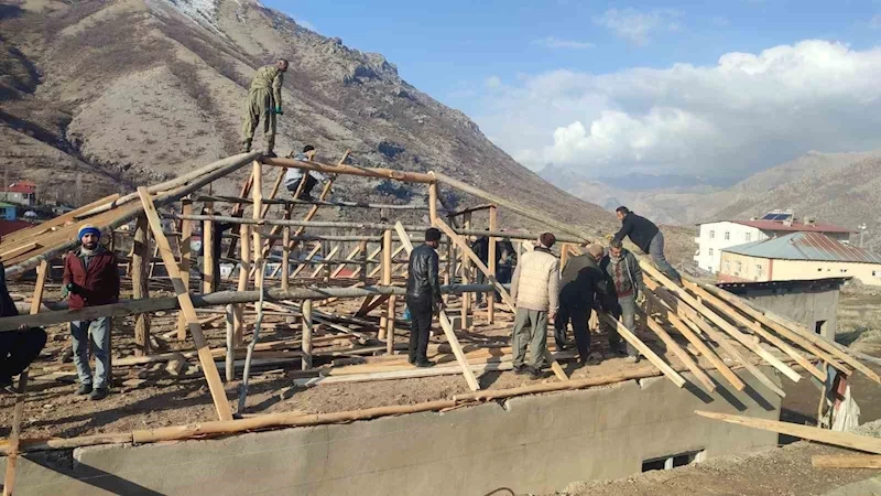 Hakkari’de şiddetli rüzgar çatıları uçurdu