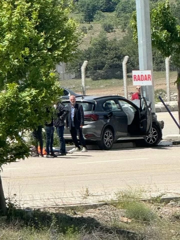 Otomobili direğe çaptı: 1 yaralı