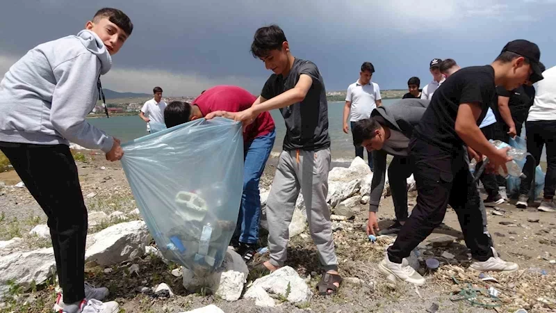 Öğrenci ve öğretmenler Van Gölü sahilini temizledi