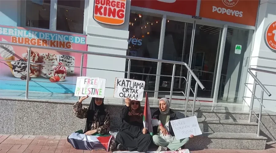 Erciş Gençleri Burger King ve Popeyes Önünde Gazze İçin Sessiz Çığlık Attı!