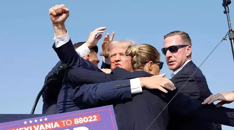 Trump Mitinginde Şoke Eden Saldırı: Eski Başkan Kulağından Vuruldu!