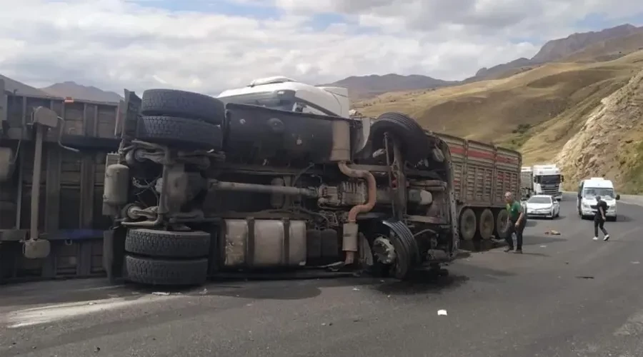 Tır Duellosu: Hakkari-Van Yolunda 2 Tır Kafa Kafaya Çarpıştı!