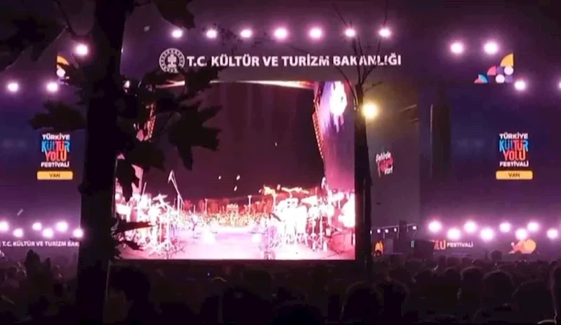 Van’da şarkıcı Bengü’nün konserinde pet şişe fırlatıldı