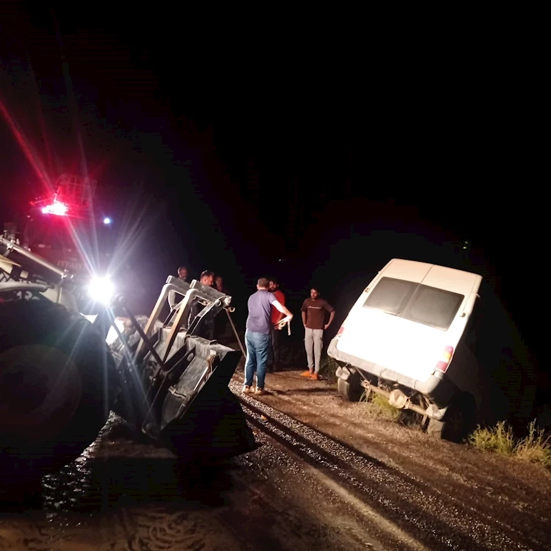 Özalp’ta sele kapılan minibüs devrildi: 3 yaralı