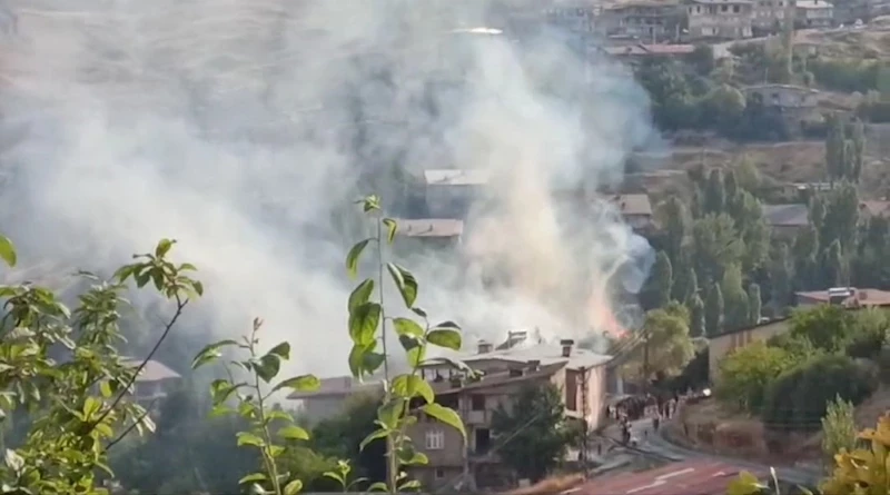 Hakkari’de mahallede çıkan yangın korkuttu