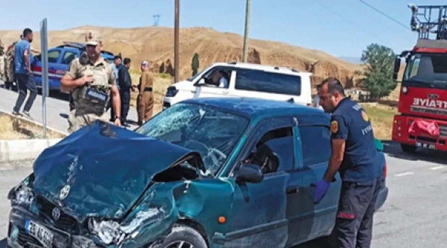 Başkale Yolunda Peş Peşe Talihsiz Kaza: Üç Kişi Yaralı!