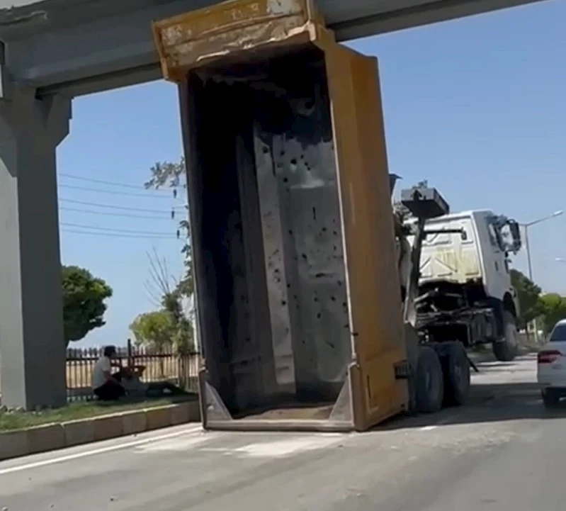 Van’da damperi açılan kamyon üst geçide takıldı