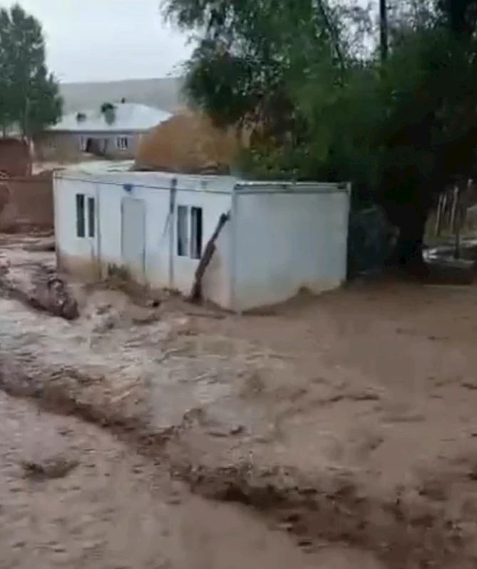 Başkale’de sel suları yaşam konteynerini sürükledi