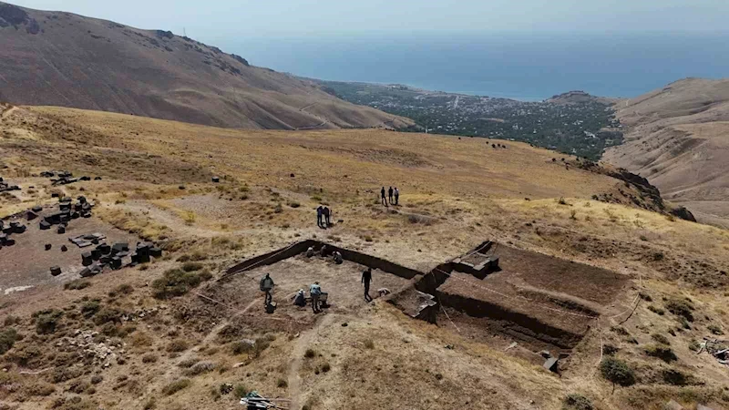 2 bin 300 rakımdaki Kef Kalesi kazısında Urartu’nun izleri araştırılıyor