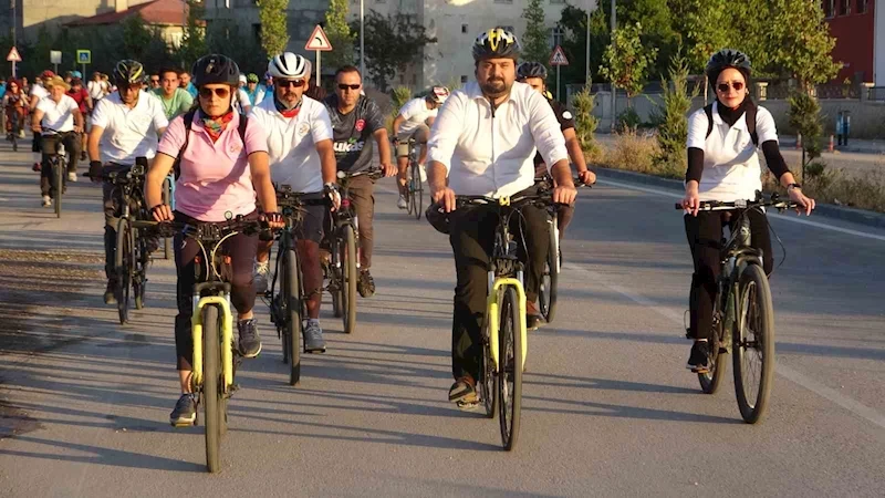 Van’da sağlıklı yaşam için pedal çevirdiler