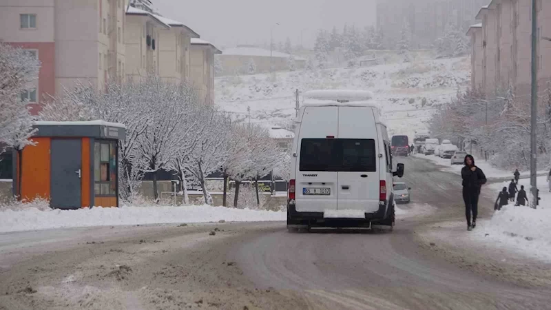 Van’da kar yağışı hayatı olumsuz etkiledi