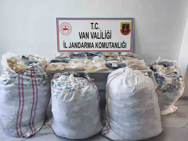Van’da piyasa değeri yaklaşık 1 milyon 50 bin TL olan kaçak malzeme ele geçirildi