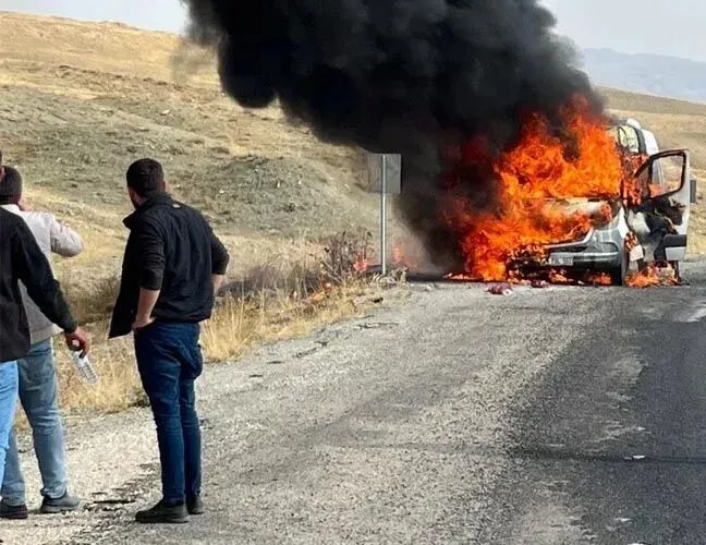 Van’da alev alan minibüs kullanılamaz hale geldi