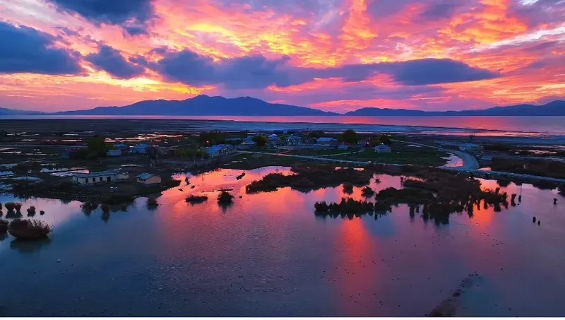 Van Erçek Gölü’nde muhteşem günbatımı