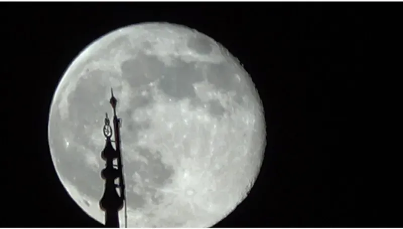 Şişkin ay görsel şölen sundu