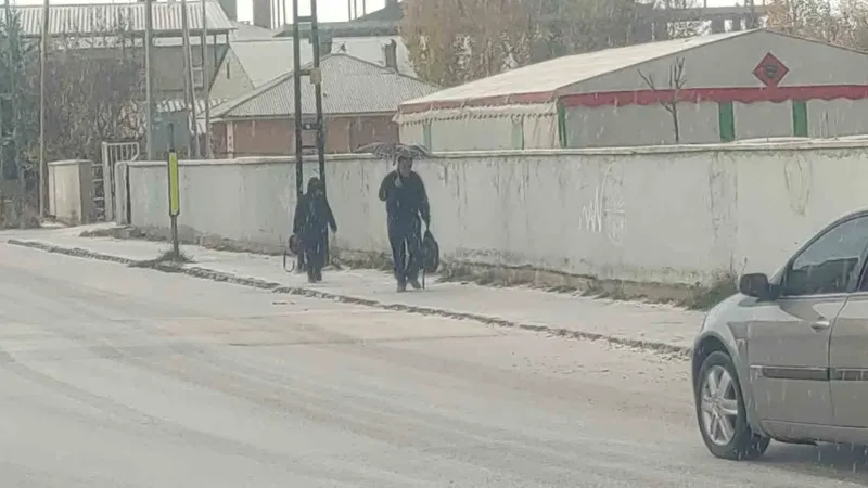 Van’da dolu yağışı şehri beyaza bürüdü