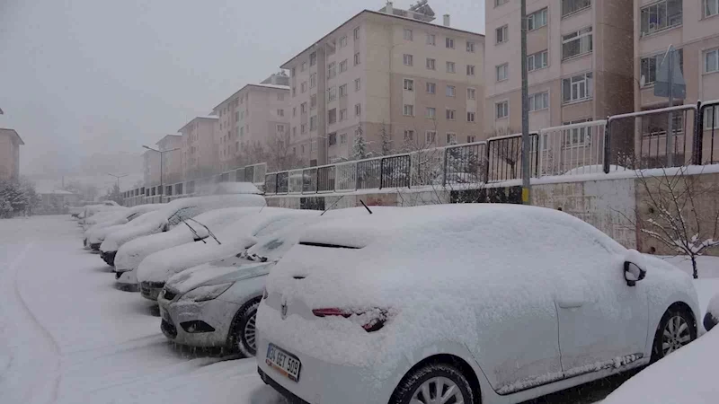 Van’da kar esareti: Uçak seferleri iptal oldu, 555 yerleşim yerine ulaşım sağlanamıyor