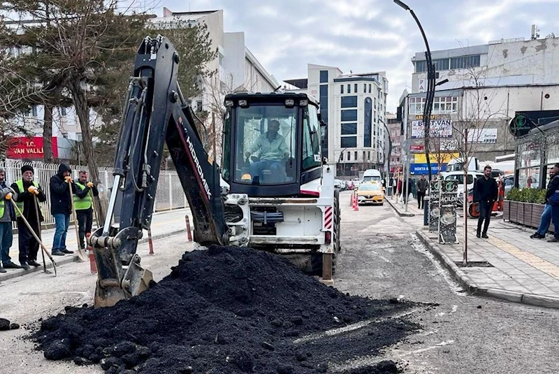 Van’da hem altyapı hem de karla mücadele çalışması devam ediyor