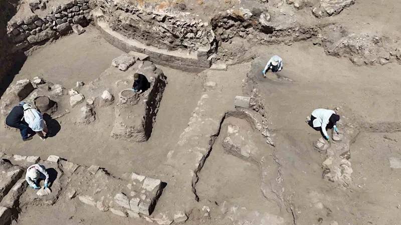 Van YYÜ ekibinin Ahlat Selçuklu Kalesi’nde başlattığı kazılar tarihe ışık tutacak