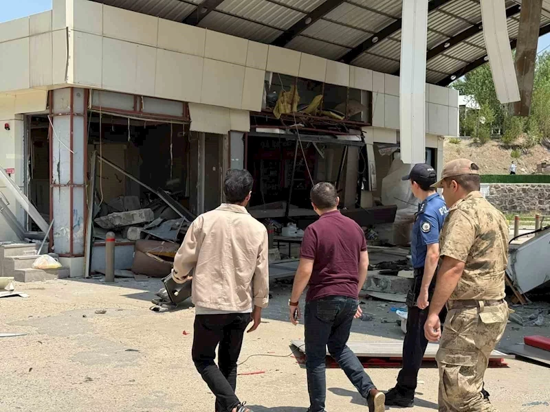 Özalp Kaymakamı Bulut, petrol istasyonunda incelemelerde bulundu