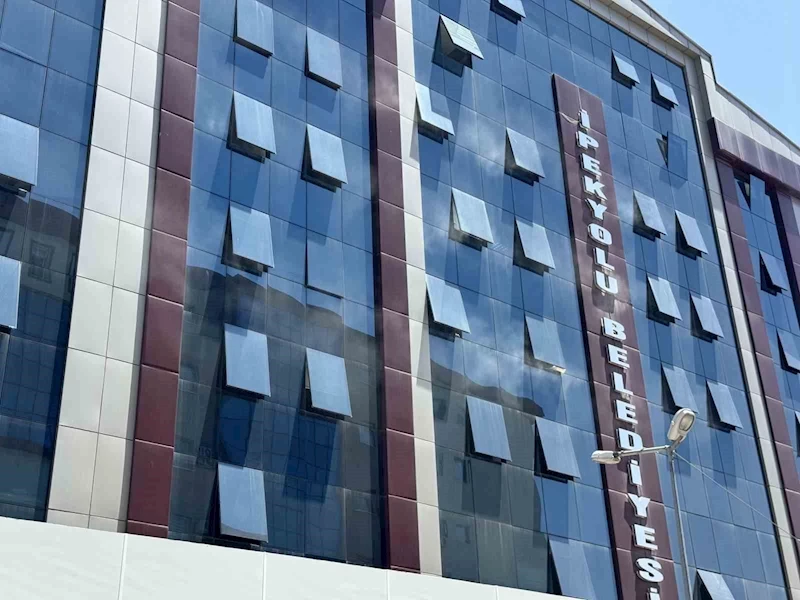 İpekyolu Belediye binasındaki yangını işten çıkarılan işçiler fark etti