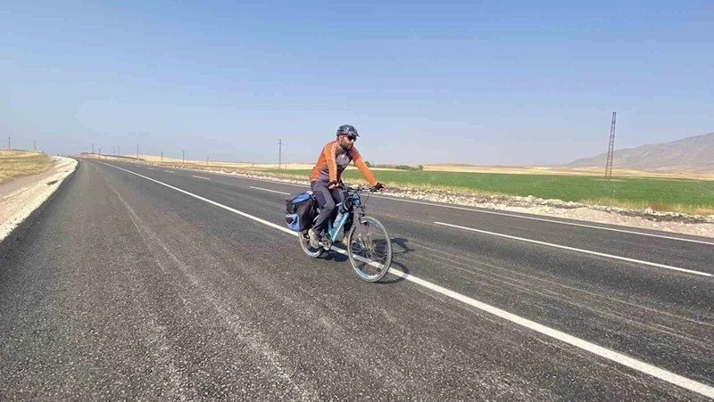 Mersinli bisikletçi Van Gölü için pedal çevirdi
