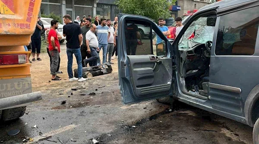 Tatvan’da tır ile kamyonet çarpıştı: 2 yaralı