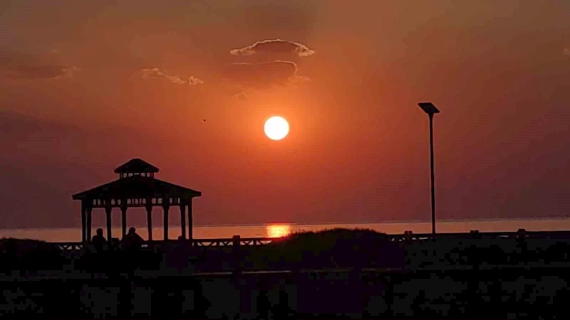 Gün batımı Van Gölü’nde seyirlik bir güzellik sunuyor