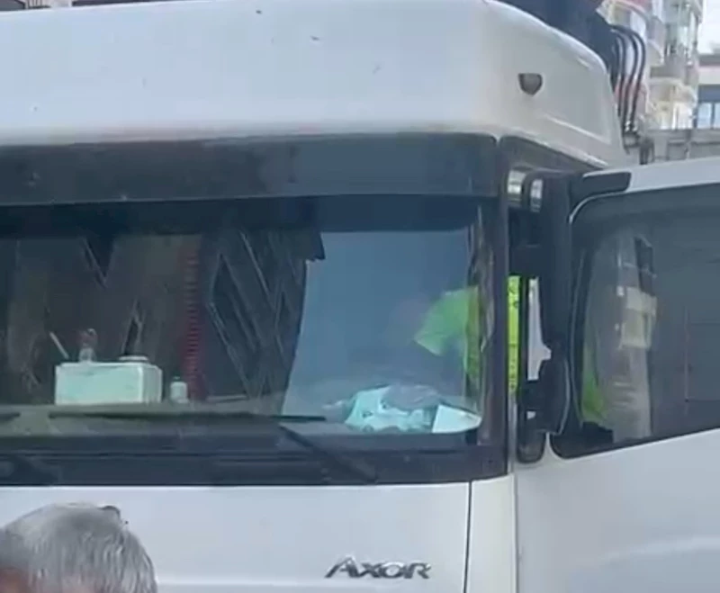 Kalp krizi geçiren tır sürücüsü otomobile çarptı: 2 yaralı