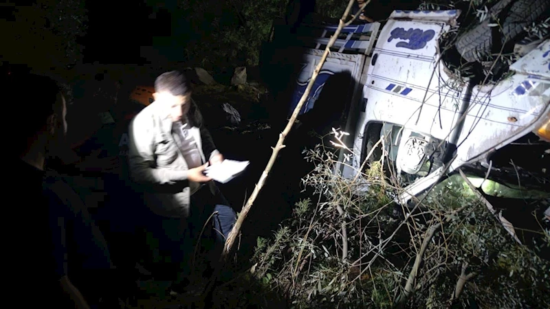 Hakkari’de kamyonet şarampole yuvarlandı: 2 yaralı