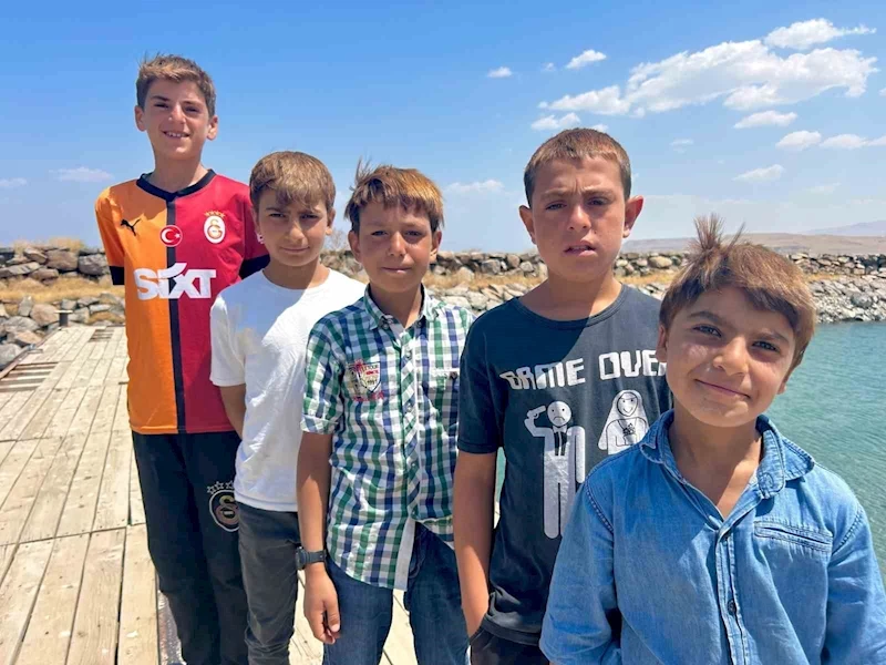 Sodalı Van Gölü çocukların saçlarını sarıya boyuyor