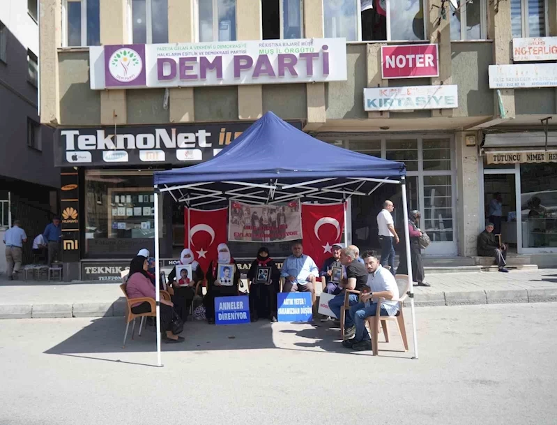Muş’ta ailelerin evlat nöbeti sürüyor