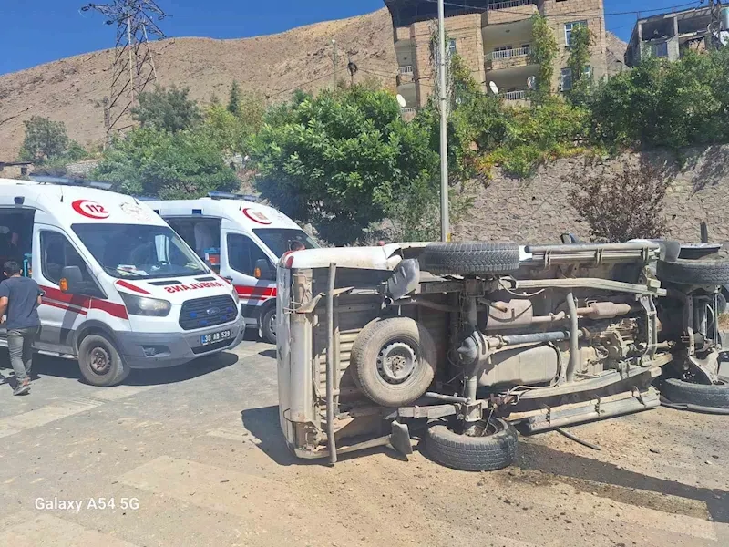 Hakkari’de kamyonet yan yattı: 1 yaralı