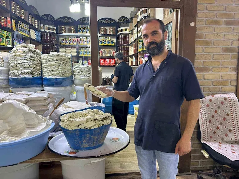 Geleneksel Van lezzeti: Kışlık küp otlu peyniri tezgâhlardaki yerini almaya başladı