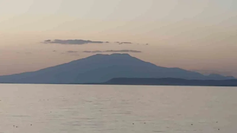 Süphan Dağı zirvesindeki bulut, Van Gölü ile görsel şölen oluşturdu