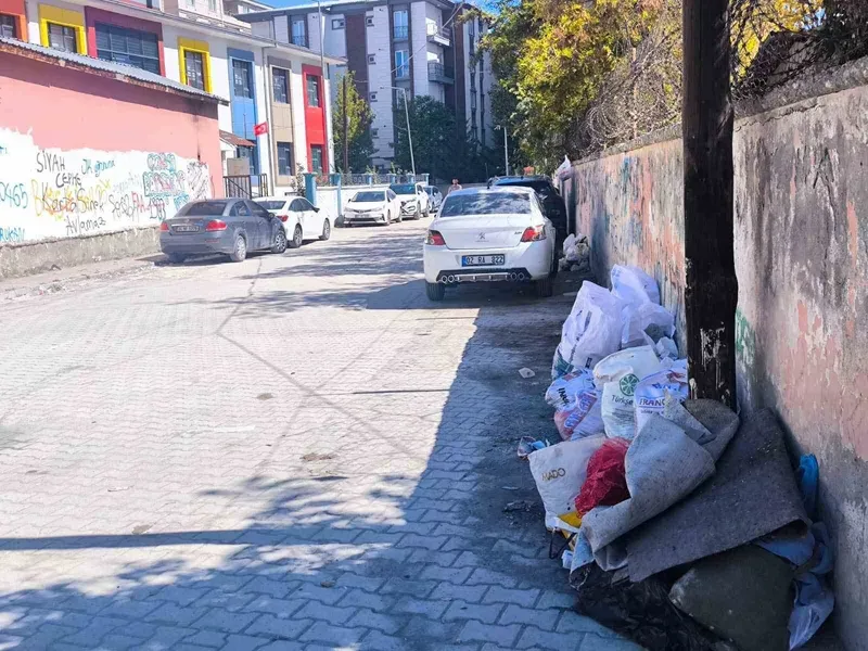 İpekyolu’nda velilerden belediyeye çöp tepkisi