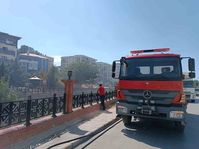 Van’da kuru ot yangını