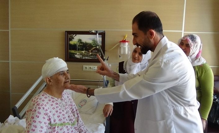 93 yaşındaki hastanın kafatasından limon büyüklüğünde kitle çıkarıldı