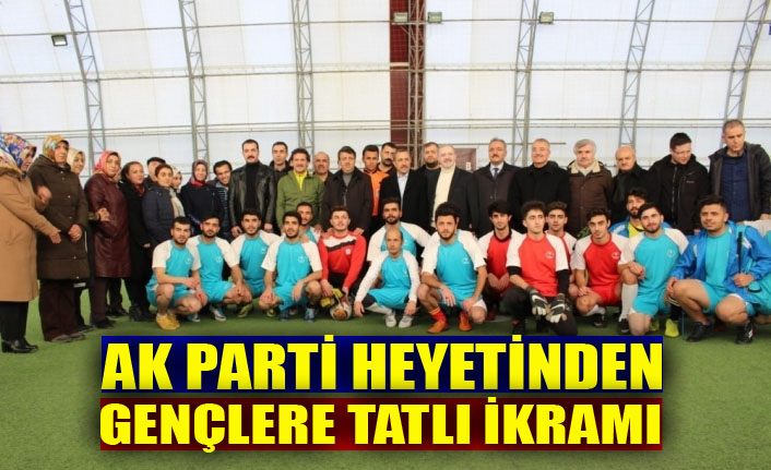 AK Parti heyetinden gençlere tatlı ikramı