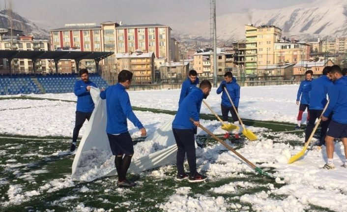 Futbolculardan kar temizliği