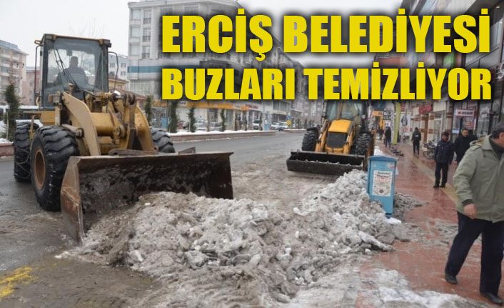 Erciş Belediyesinden buz temizleme çalışmaları