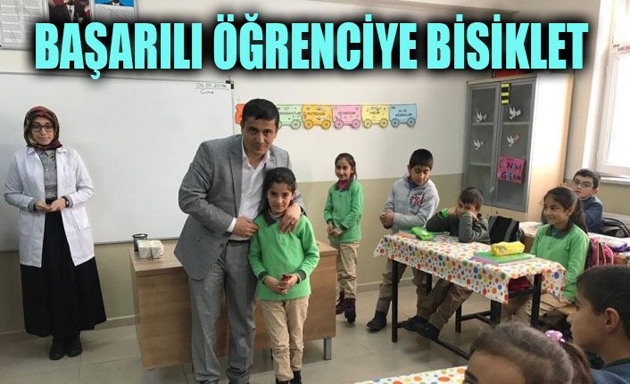 Kaymakam Mehmetbeyoğlu, başarılı öğrenciyi bisikletle ödüllendirdi