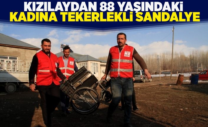 Kızılaydan 88 yaşındaki kadına tekerlekli sandalye