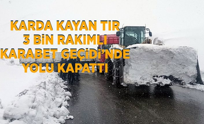 Karda kayan tır 3 bin rakımlı Karabet Geçidi’nde yolu kapattı