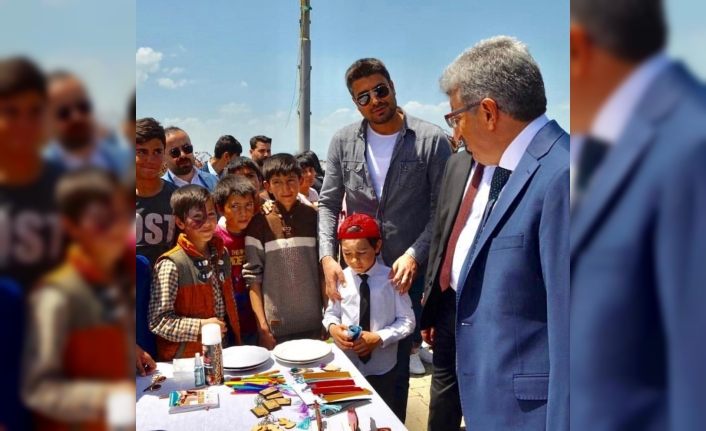 Çocukların ’kaligrafi’ standına yoğun ilgi